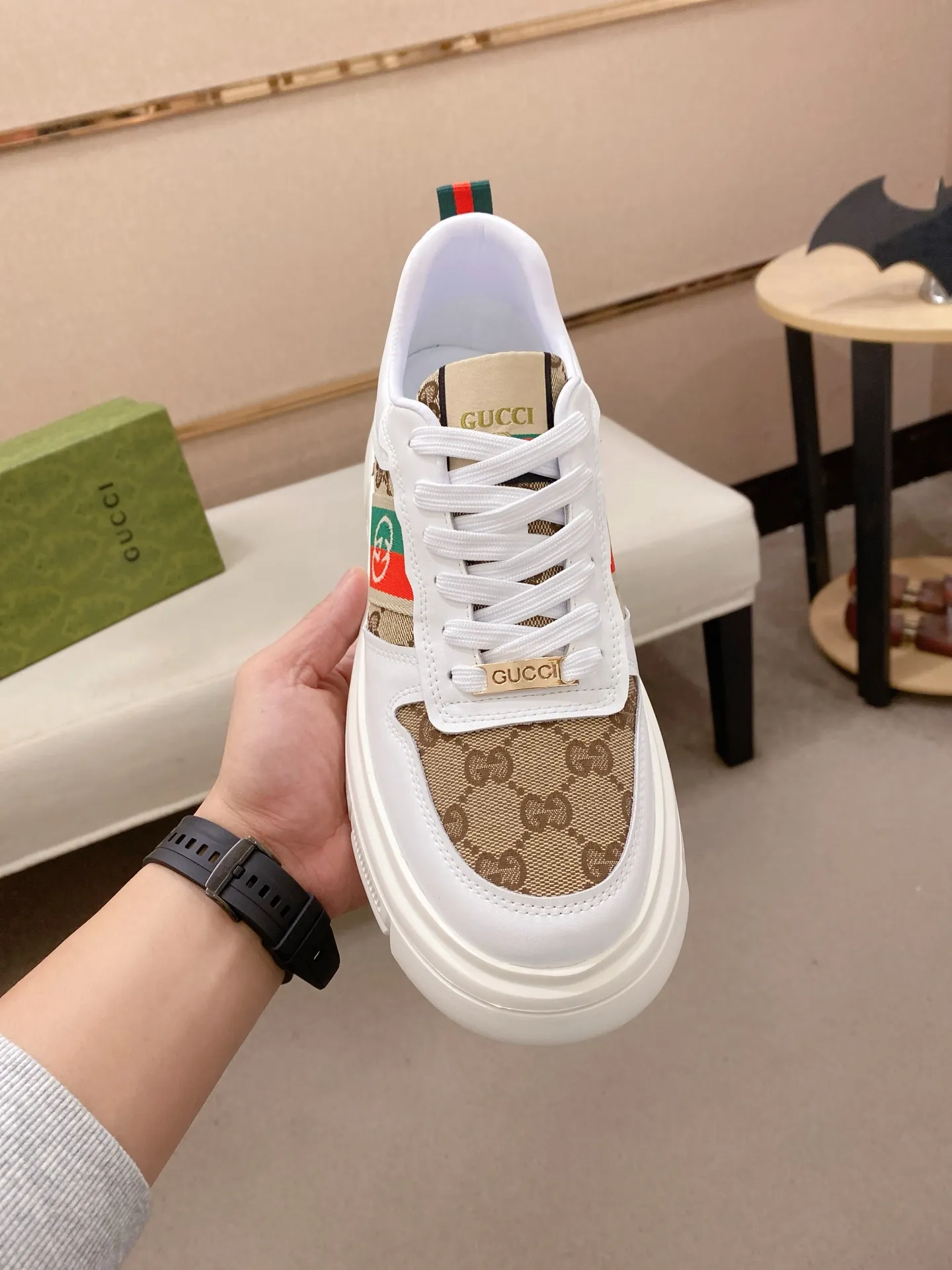 Factory price 400💰New GUCCI (Gucci) counters are on the market at the same time, new men's shoes, 😘fabrics are selected imported cowhide, lining: sheepskin lining. 👍🏿 High-end ☄️ air-cushion molded anti-slip rubber outsole, exquisite lines, simple and elegant, comfortable and high-end for leisure travel. Code number: 38 to 44 (45 can be customized and cannot be returned or exchanged)